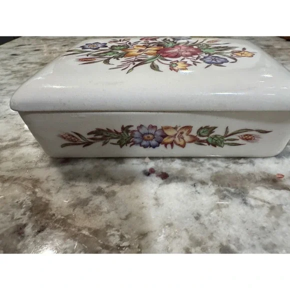 Wedgwood of Etruria Barlaston Floral Ceramic Trinket Box Made in England Cream - Picture 2 of 11